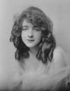 Turner, Janet, Miss, portrait photograph, not before 1916. Creator: Arnold Genthe