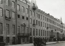 Turtle Bay Gardens, 228-246 East 49th Street, New York, New York, 1920. Creator: Frances Benjamin Johnston