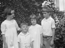 Twichell Mr., children of, portrait photograph, 1925 Nov. 19. Creator: Arnold Genthe