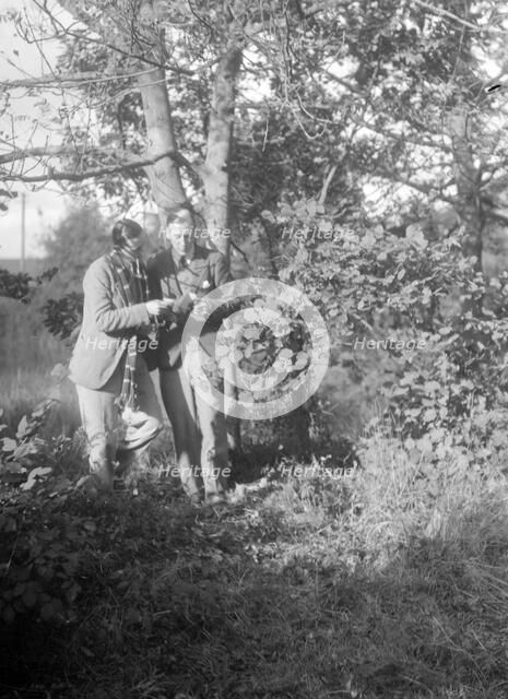 Two participants in the Bugatti Owners Club car treasure hunt, 25 October 1931. Artist: Bill Brunell.
