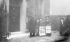 Two suffragettes outside No 10 attempt to speak to the Prime Minister, January 1909. Creator: Unknown