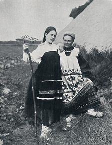 Two women of Ryazan, Central Russia, 1912. Artist: J Daziaro