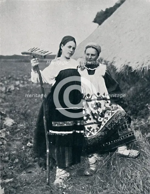Two women of Ryazan, Central Russia, 1912. Artist: J Daziaro.