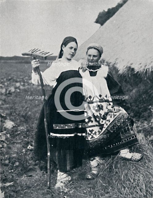 Two women of Ryazan, Central Russia, 1912. Artist: J Daziaro.