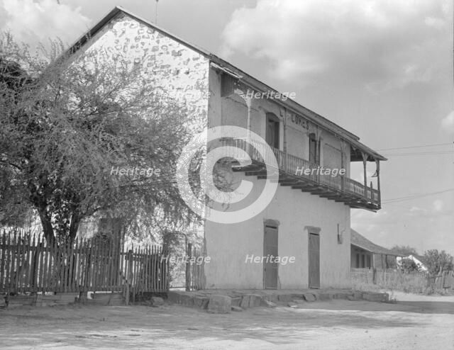 Type of house on the American-Mexican border, Rio Grande Valley, Texas, 1936. Creator: Dorothea Lange.