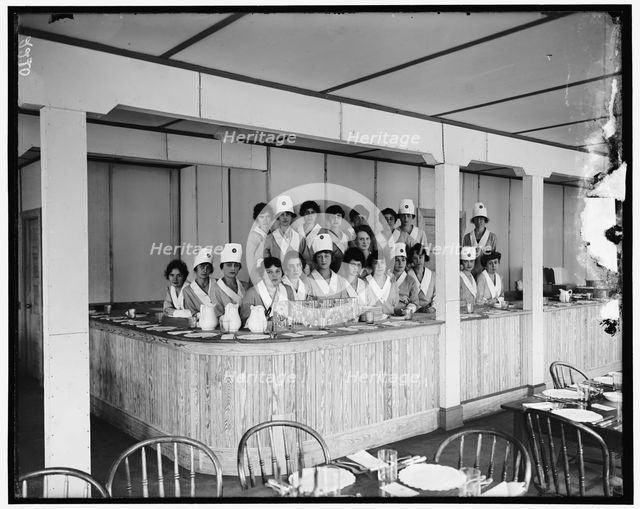 U.S. Food Administration, between 1917 and 1919. Creator: Harris & Ewing.