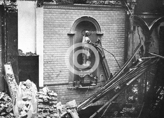 'Un couvent de Termonde incendie par l'ennemi avec une partie de la ville', 1914 Creator: Unknown.