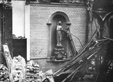 Un couvent de Termonde incendie par l'ennemi avec une partie de la ville 1914 Creator: Unknown