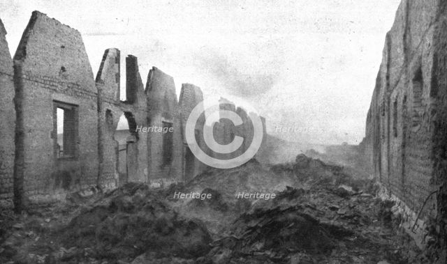 'Un chef-d'oeuvre de destruction; Une rue de la petite ville d'Albert (Somme)', 1914. Creator: Unknown.