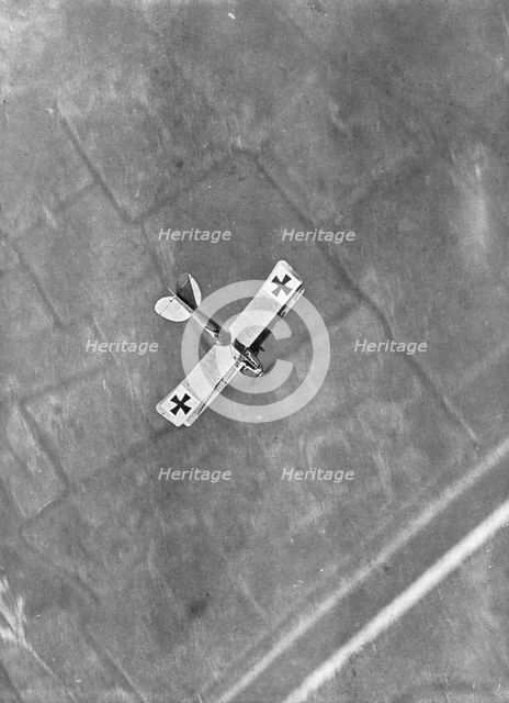 ''Un "Aviatik" en Chasse; Avion Allemand photographie en plein vol par un Aviateur Belge',1916. Creator: Unknown.