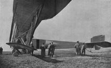 'Un avion geant Russe du type "Ilya Lourometz". 1916. Creator: Unknown