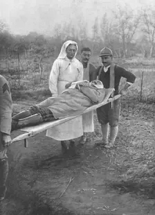 Un general Tombe dans la bataille qui nous a redu Douaumont; le corps du general Ancelin..., 1916. Creator: Unknown