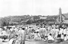 'Un grand marche a Tananarive; Iles Africaines de la mer des Indes 1914. Creator: Unknown