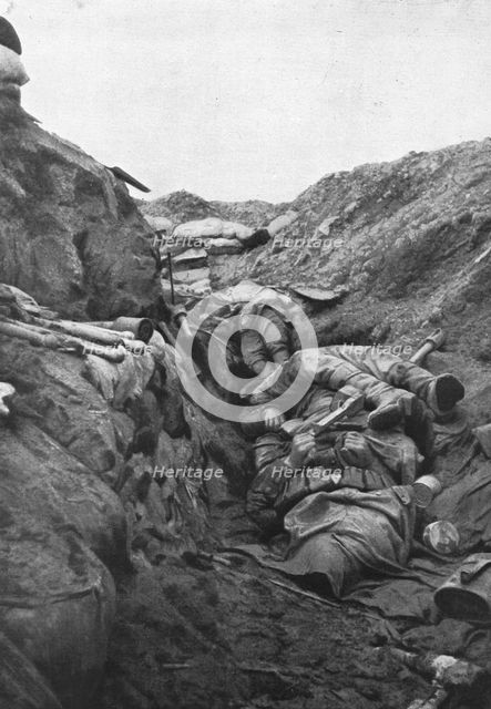 'Un element de tranchee repris a l'ennemi; les Allemands avaient pris pied, le 9 avril..., 1916. Creator: Unknown.