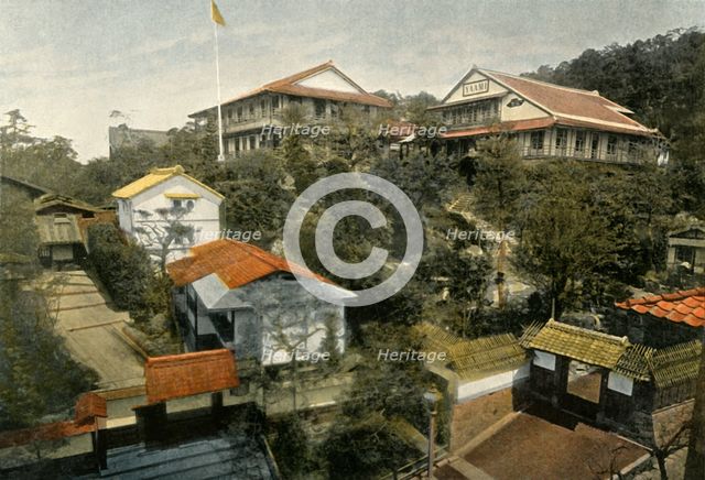 'Un Hotel A Kioto', (Hotel at Kyoto), 1900. Creator: Unknown.