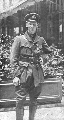 'Un heros de l'aviation Britannique; le Lieutenant Warneford, photographie a Paris..., 1915. Creator: Unknown