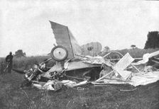 'Un heros de l'aviation Britannique; le Lieutenant Warneford; les debris de l'appareil avec...1915. Creator: Unknown