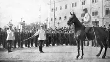 Un mouvement national a Salonique; Le capitaine grec Sarris annoncant la constitution 1916. Creator: Unknown
