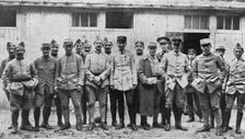 Un match militaire de football a Paris; L'equipe du 20e corps en tenue militaire 1916. Creator: Unknown