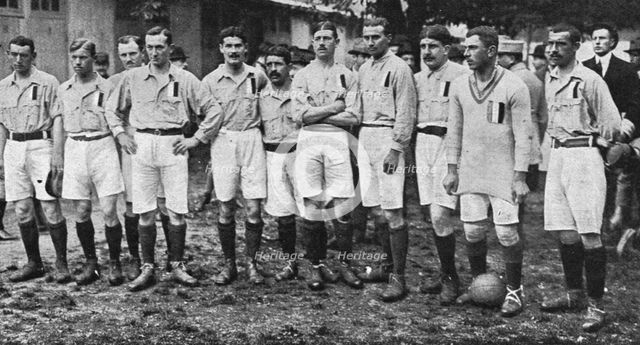 'Un match militaire de football a Paris; L'equipe sportive du 20e corps, au velodrome du... 1916. Creator: Unknown.