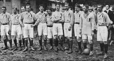 Un match militaire de football a Paris; L'equipe sportive du 20e corps, au velodrome du... 1916. Creator: Unknown