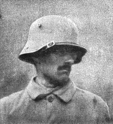 Un nouveau casque allemand; le nouveau casque de tranchee des Allemands 1916. Creator: Unknown