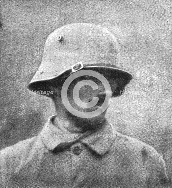 'Un nouveau casque allemand; le nouveau casque de tranchee des Allemands', 1916. Creator: Unknown.