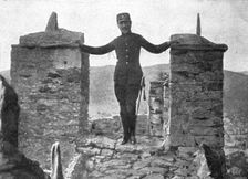 Un nouvel ennemi: Le Bulgare; Le roi de Grece, en aout 1913, apres la defaite bulgare...1913 (1924) Creator: Unknown