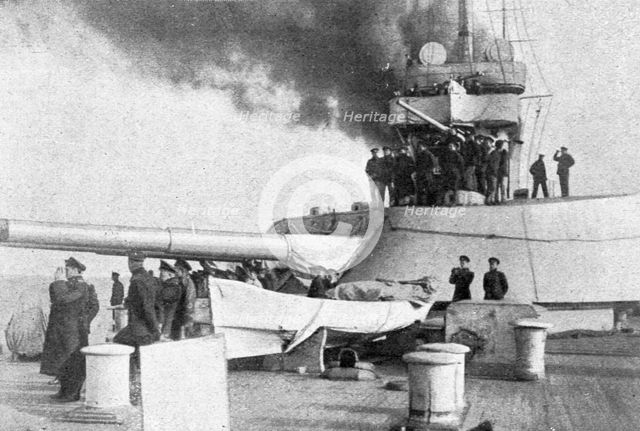 'Un nouvel ennemi: Le Bulgare; Les officiers du superdreadnought russe "Imperatrice...1915 (1924). Creator: Unknown.