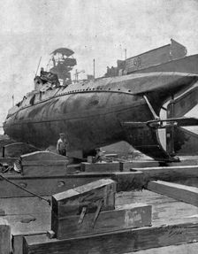 Un sous-marin allemand peche par les Anglais; d'apres un cliché pris par les correspond..., 1916. Creator: Unknown