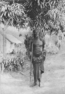 Un sorcier au Congo francais (Il porte en main l'insigne de ses fonctions..., 1914. Creator: Unknown