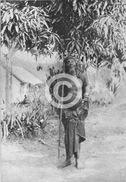 'Un sorcier au Congo francais (Il porte en main l'insigne de ses fonctions..., 1914. Creator: Unknown.