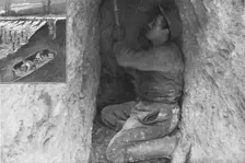 'Un sapeur-mineur a son obscur et perilleux travail dans une galerie 1915. Creator: Unknown