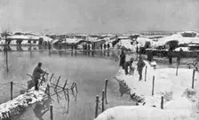 Un secteur humide; L'inondation d'un cantonnement de deuxieme ligne en Champagne 1917. Creator: Unknown