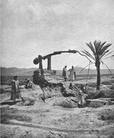 'Un puits a bascule (khotara) ou "cigogne"; Afrique du nord 1914. Creator: Unknown