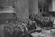 Un refectoire en plein air, au cantonnement; les tables et les bancs sont faits de..., 1916. Creator: Unknown