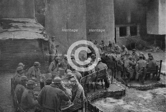 'Un refectoire en plein air, au cantonnement; les tables et les bancs sont faits de..., 1916. Creator: Unknown.