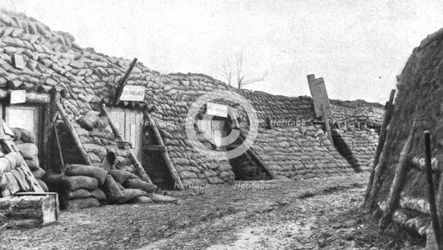 'Un relais d'ambulance modele; Le premier abri a gauche, portant l'inscription "Relais..., c1916. Creator: Unknown.