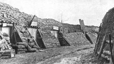 Un relais d'ambulance modele; Le premier abri a gauche, portant l'inscription "Relais..., c1916. Creator: Unknown
