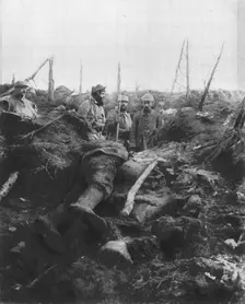 'Un "Rescape" des Eparges 1915. Creator: Unknown
