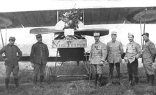 'Un Vaillant; Pegoud photographie devant son appareil, un jour que ses camarades..., 1915. Creator: Unknown