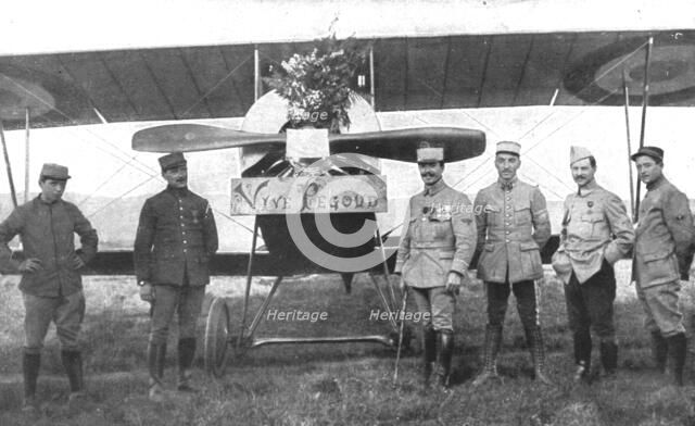 ''Un Vaillant; Pegoud photographie devant son appareil, un jour que ses camarades..., 1915. Creator: Unknown.