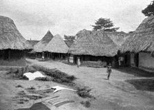 'Un village dans le Sierra Leone; L'Ouest Africain 1914. Creator: Unknown