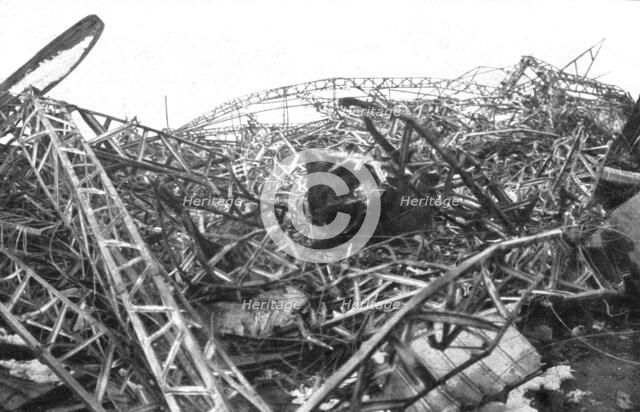 'Un Zeppelin abattu a Revigny; Les restes de la carcasse du dirigeable allemand L. Z.-77, abattu le  Creator: Unknown.