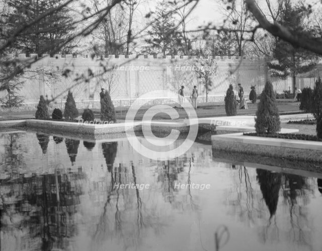 Untermeyer [i.e. Untermyer] garden, 1917 Creator: Arnold Genthe.