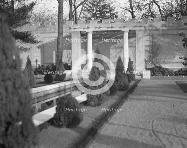 Untermeyer [i.e. Untermyer] garden, 1917 Creator: Arnold Genthe.