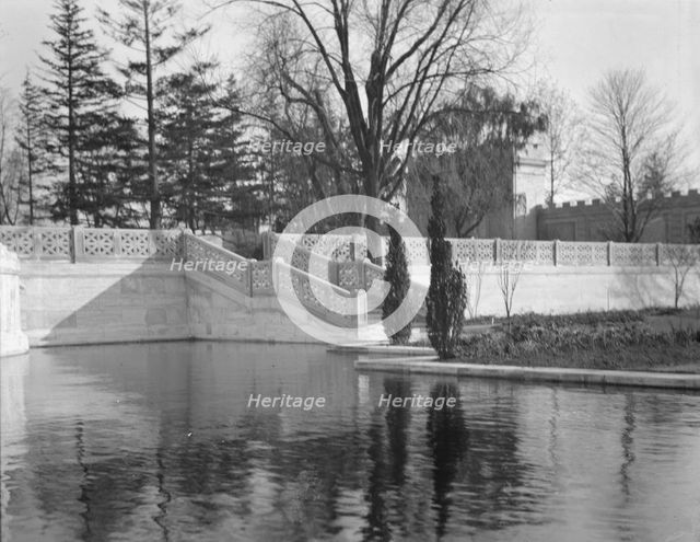 Untermeyer [i.e. Untermyer] garden, 1917 Creator: Arnold Genthe.