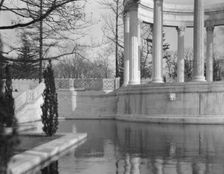 Untermeyer [i.e. Untermyer] garden, 1917 Creator: Arnold Genthe