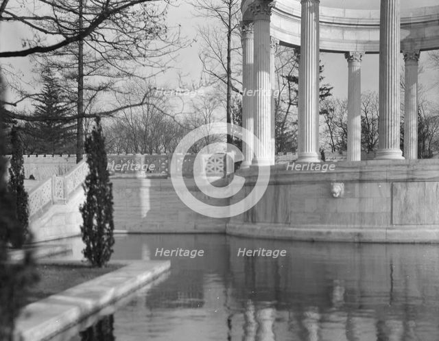 Untermeyer [i.e. Untermyer] garden, 1917 Creator: Arnold Genthe.