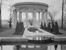 Untermeyer [i.e. Untermyer] garden, 1917 Creator: Arnold Genthe
